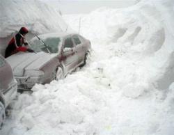 В Грузии из-за сильных снегопадов на некоторых участках трасс прекращено движение