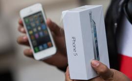 Пользователи iPhone 6 жалуются, что те гнутся в карманах