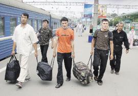 Таджикские мигранты смогут официально работать в России по три года