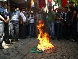 Участники акции протеста в Армении сожгли венгерский флаг