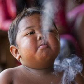 Пятилетний индонезийский мальчик бросил курить и принялся за фаст-фуд