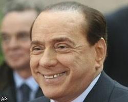 С.Берлускони закидают женскими трусами