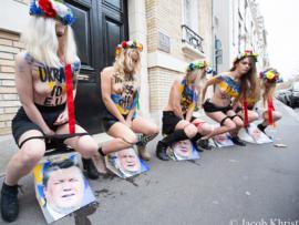Активистки Femen публично помочились на портреты Януковича в Париже